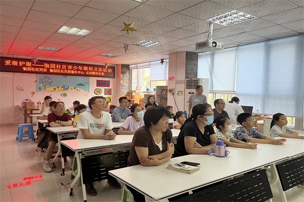 现场的孩子与家长全神贯注学习爱眼护眼知识.jpg