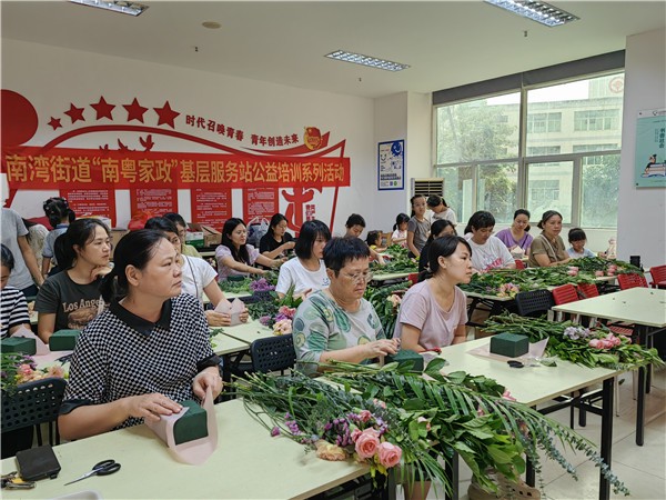 图片一：大家认真听课，学习花艺.jpg