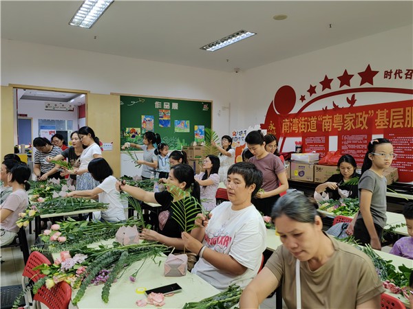 图片二：居民们用心完成每一个细节.jpg